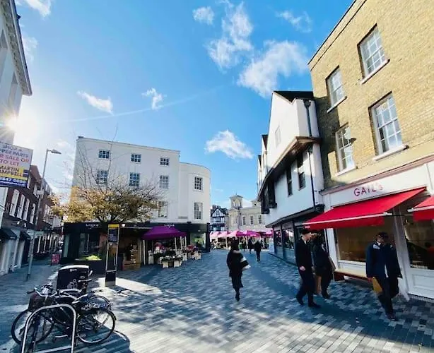 New Studio Flat Overlooking City Centre