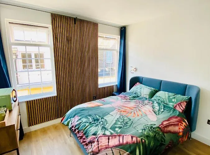 New Studio Flat Overlooking City Centre