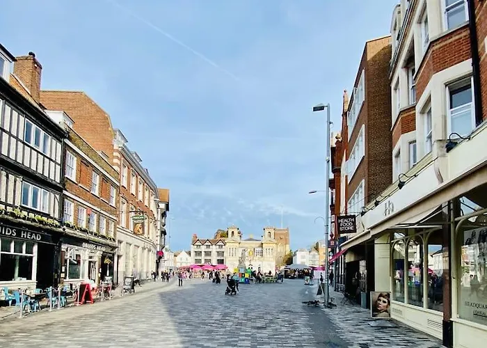 New Studio Flat Overlooking City Centre