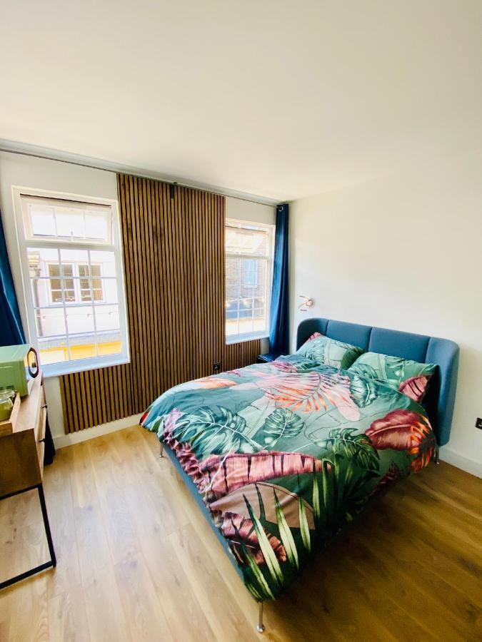 New Flat Overlooking Centre Kingston upon Thames (Greater London)